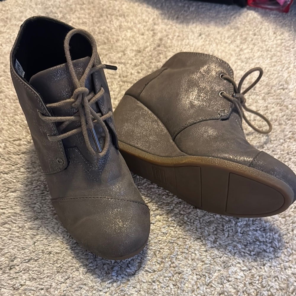 Toms Gray Ankle Booties with Textured Coloring and Comfortable Heel, Barely Worn